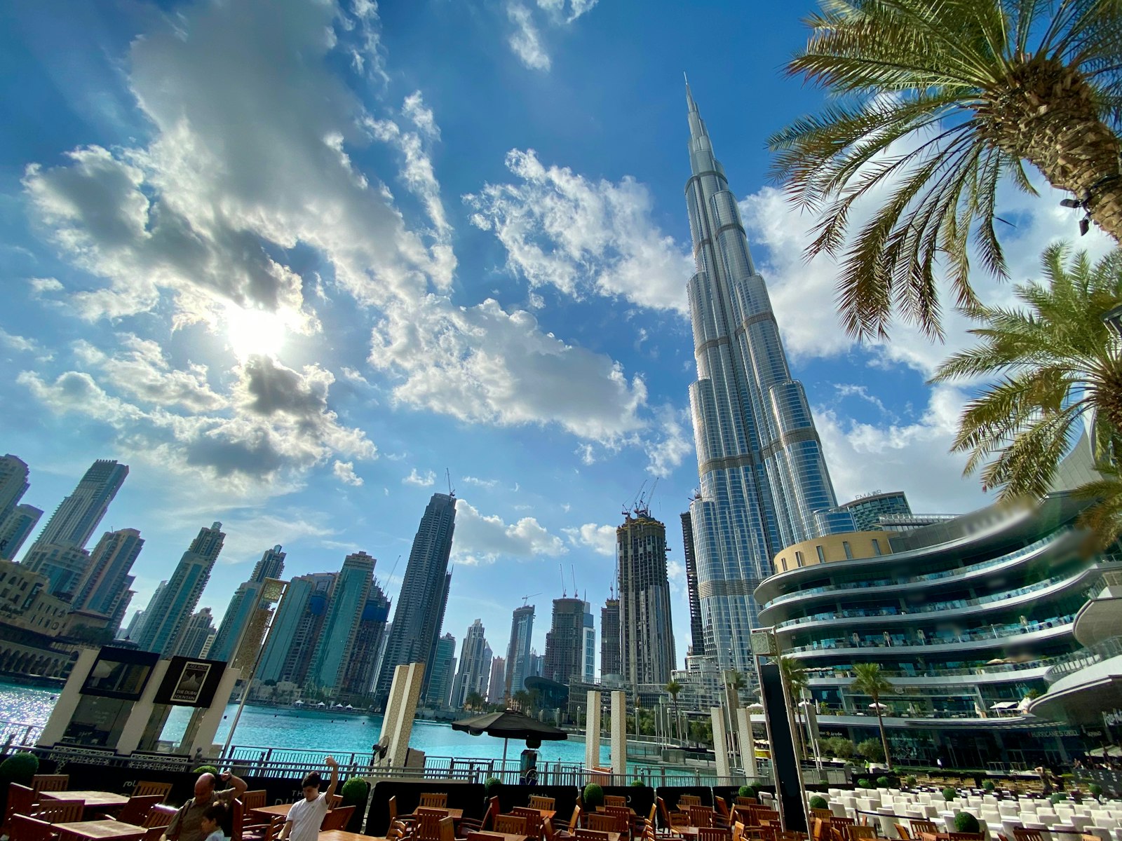 Moderne Hochhäuser in Dubai am Wasser