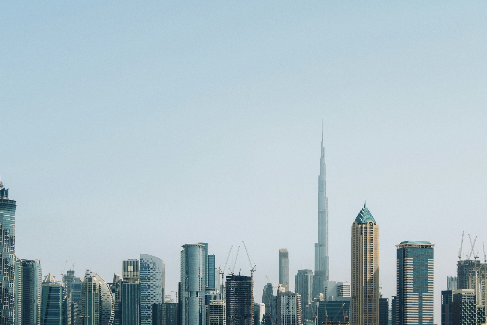 Moderne Wolkenkratzer in Dubai bei klarem Himmel